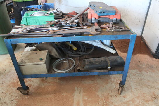 Opbevaringsvogn med indhold