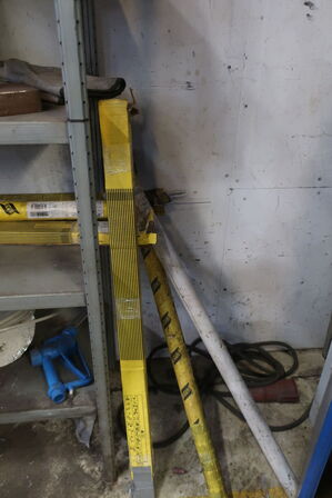 Lagerreol med indhold