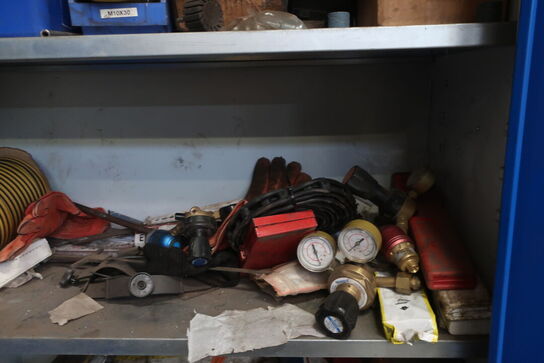 Stålskab med indhold