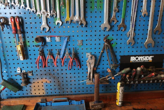 Arbejdsbord samt værktøjstavle med div. Værktøj