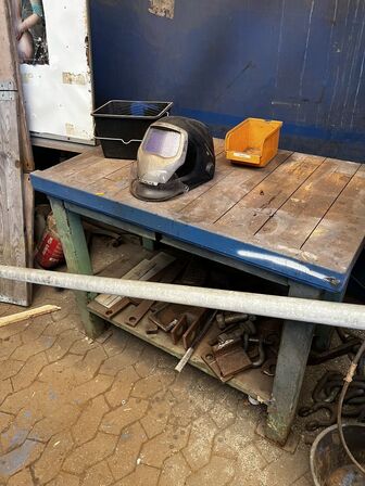 Arbejdsbord med svejsemaske