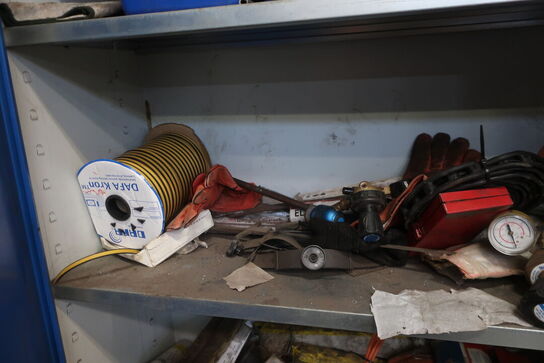 Stålskab med indhold