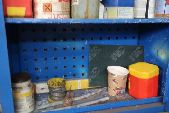 Metalskab med indhold