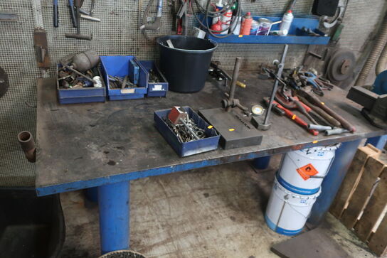 Arbejdsbord med skruestik uden indhold