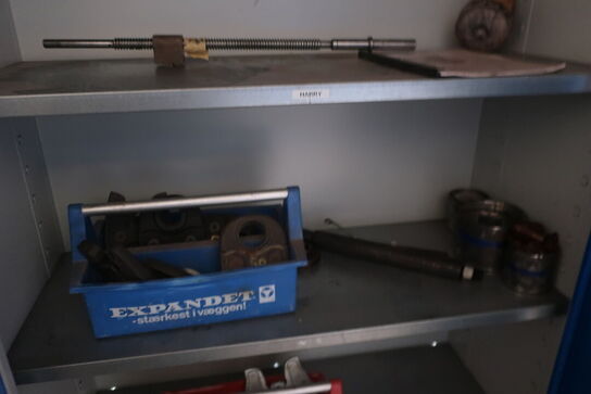 Stålskab med indhold