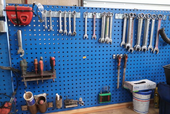 Arbejdsbord samt værktøjstavle med div. Værktøj