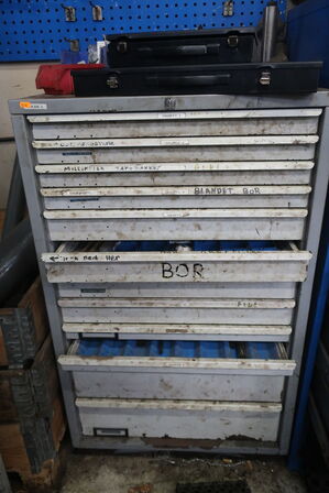 Stålskab med div. Bor m.m.