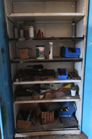 Stålskab med indhold