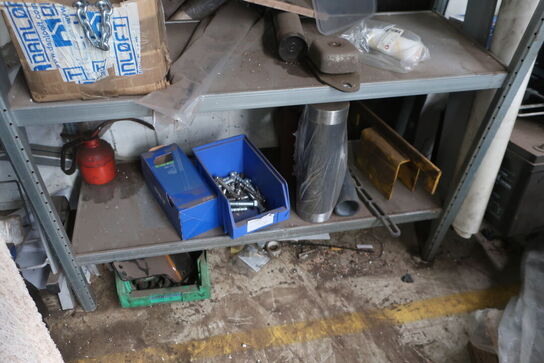 Lagerreol med indhold