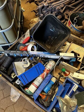 Palle med div. Varelager og værktøj