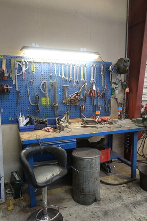 Arbejdsbord med værktøjstavle samt div. Værktøj