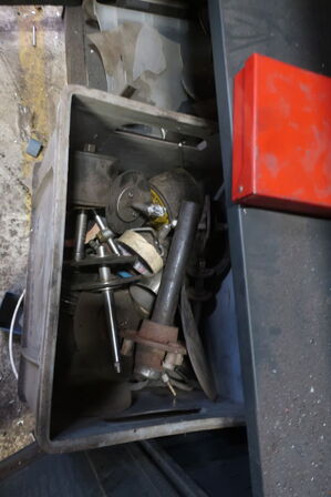 Stålskab med indhold