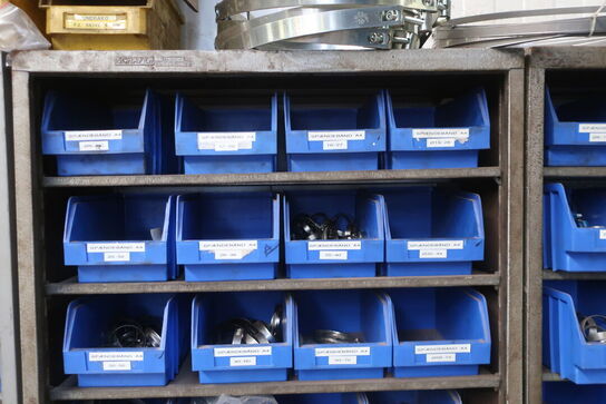 Sortimentsskab med indhold