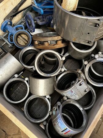 Palle med div. Varelager og reservedele