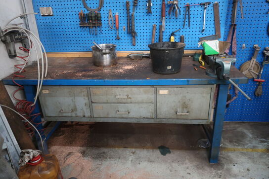 Arbejdsbord samt værktøjstavle med div. Værktøj