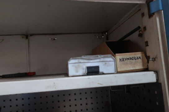 Stålskab med indhold