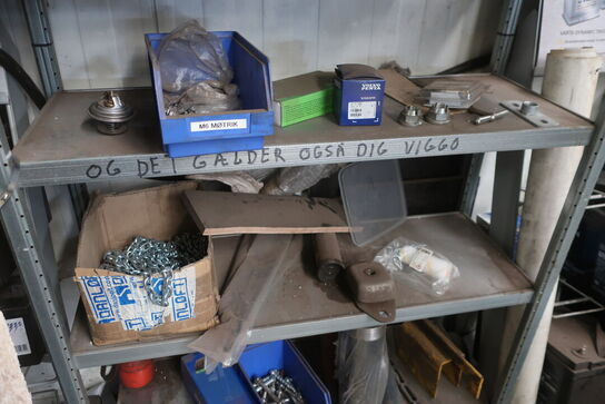 Lagerreol med indhold