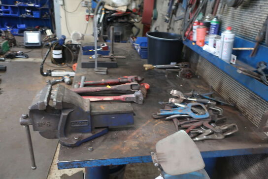 Arbejdsbord med skruestik uden indhold