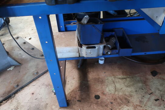 Arbejdsbord samt værktøjstavle med div. Værktøj