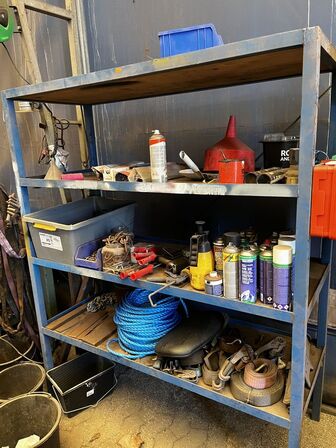 Lagerreol med div. Plejemidler m.m.