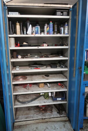 Stålskab med div. Værktøj og plejemidler