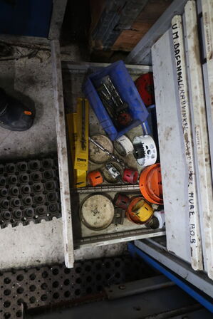 Stålskab med div. Bor m.m.