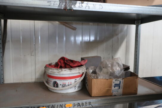 Lagerreol med indhold