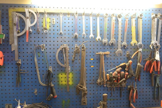 Arbejdsbord med værktøjstavle samt div. Værktøj