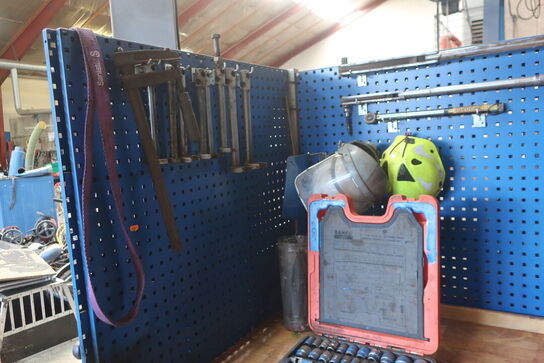 Arbejdsbord samt værktøjstavle med div. Værktøj