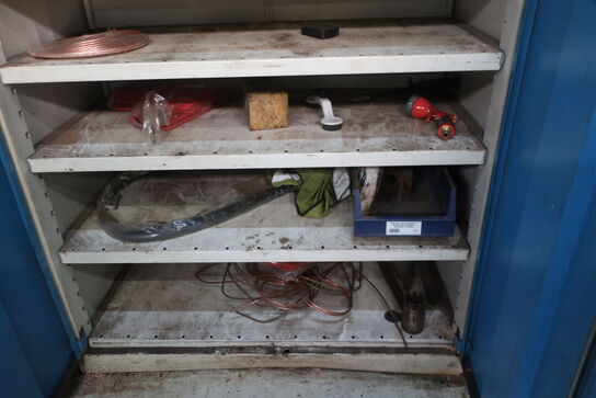 Stålskab med div. Værktøj og plejemidler