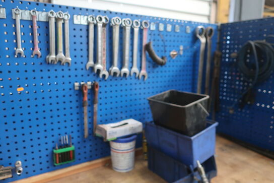 Arbejdsbord samt værktøjstavle med div. Værktøj