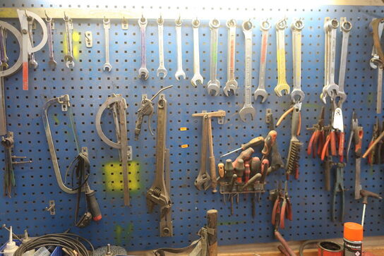 Arbejdsbord med værktøjstavle samt div. Værktøj