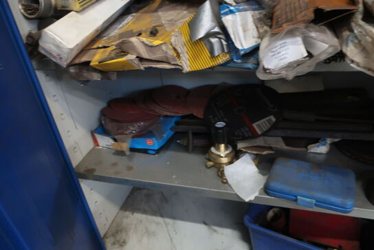 Stålskab med indhold