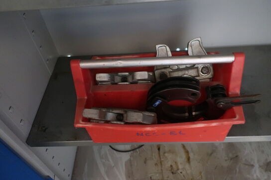 Stålskab med indhold