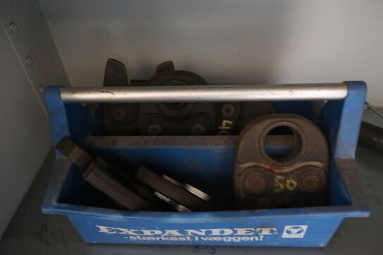 Stålskab med indhold