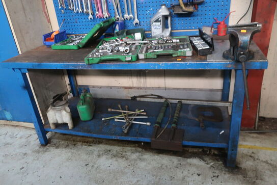 Arbejdsbord samt værktøjstavle med div. Værktøj