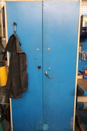 Stålskab med div. Værktøj og plejemidler