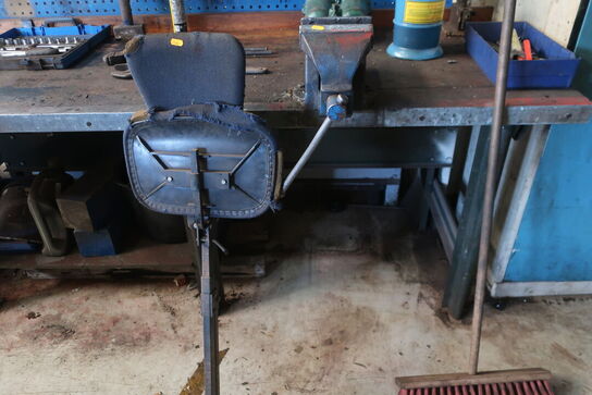 Arbejdsbord samt værktøjstavle med div. Værktøj