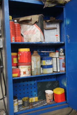 Metalskab med indhold