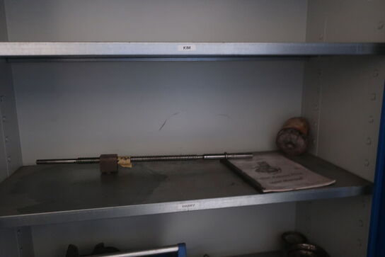 Stålskab med indhold