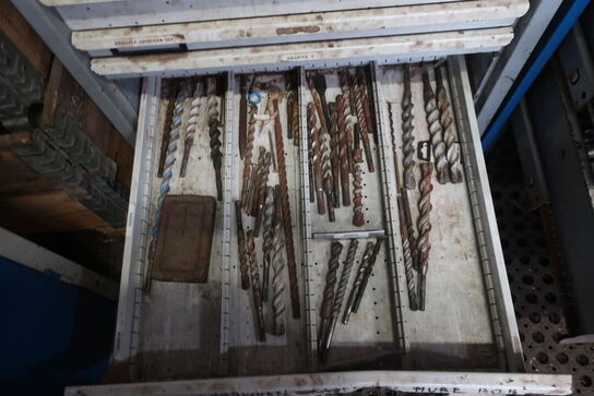 Stålskab med div. Bor m.m.