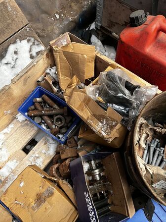 Palle med div. Bolte og værktøj