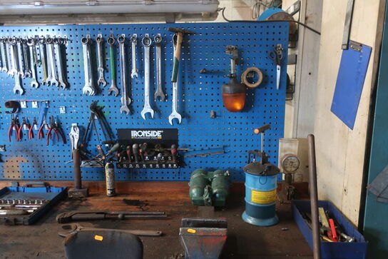 Arbejdsbord samt værktøjstavle med div. Værktøj