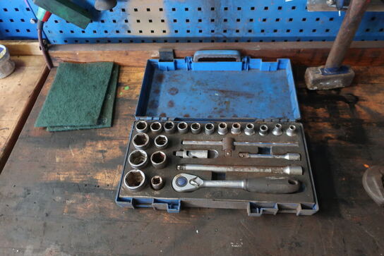 Arbejdsbord samt værktøjstavle med div. Værktøj