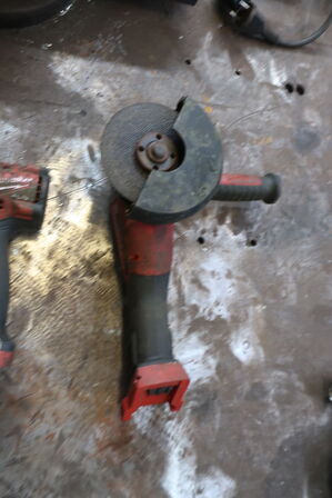 2 stk. akku håndværktøj MILWAUKEE M18 FSAG125X, M18 FPD3