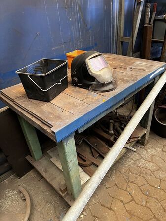 Arbejdsbord med svejsemaske