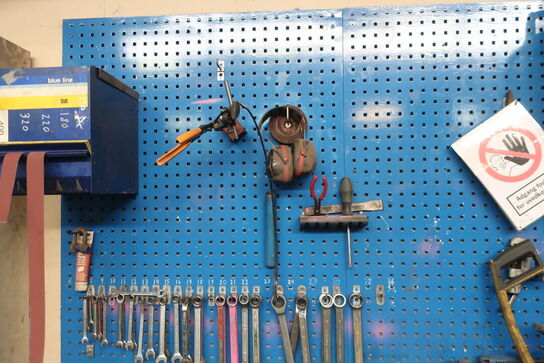 Arbejdsbord samt værktøjstavle med div. Værktøj