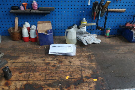 Arbejdsbord samt værktøjstavle med div. Værktøj