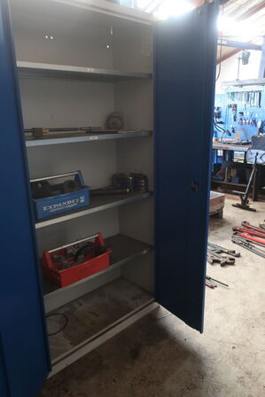 Stålskab med indhold