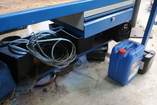 Arbejdsbord samt værktøjstavle med div. Værktøj